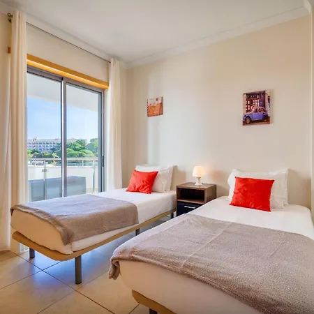 Daire Bright 2br With Pool Near By Lovelystay