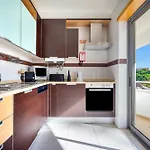 Apartman Bright 2br With Pool Near By Lovelystay